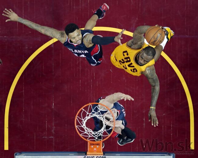Video: LeBron minul prvých desať striel, potom to roztočil