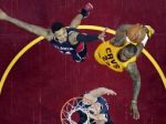 Video: LeBron minul prvých desať striel, potom to roztočil