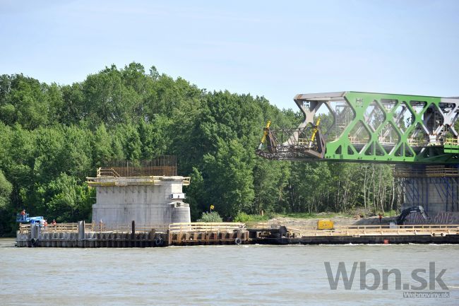 Práce na Starom moste skomplikovala vysoká hladina Dunaja