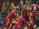 Fenerbahce dostalo štyri červené karty, zahodilo titul