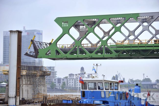 Ponad Dunaj vysunuli ďalších 30 metrov konštrukcie