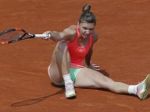 Halepová v Paríži šokujúco skončila, Šarapovová postúpila