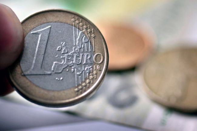 Euro prišlo o úvodné zisky, kleslo na mesačné minimum