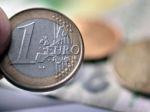 Euro prišlo o úvodné zisky, kleslo na mesačné minimum