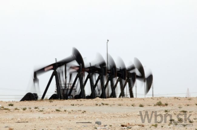 Ceny ropy oslabili veľké zásoby v USA, zlato je pod tlakom