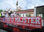 Trenčania oslavovali s fanúšikmi, strieľalo aj delo