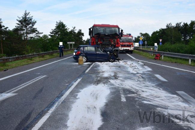 Vodič Fabie sa čelne zrazil s nákladiakom, na mieste zomrel