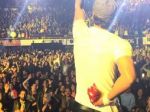 Video: Iglesias prišiel takmer o prsty, na pódiu tiekla krv