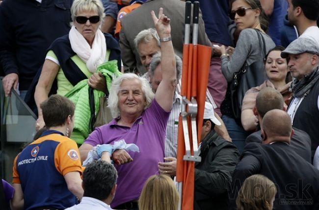 Kus plechu ohrozil divákov na Roland Garros, zápas prerušili
