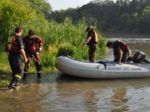 Pri Čunove sa potápal čln, záchranári ratovali posádku