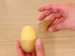 Video: Ako veľmi rýchlo olúpať varený zemiak