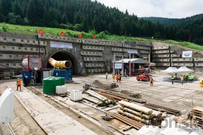 Začali raziť najdlhší diaľničný tunel Višňové