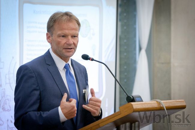 Novým ministrom hospodárstva sa stane Hudák, potvrdil Fico