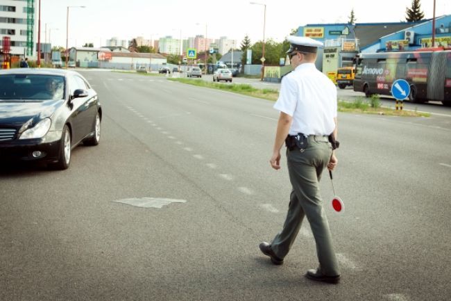 Polícia si posvieti na vodičov, preveria ich z prvej pomoci