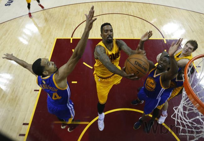 Video: Finále NBA je vyrovnané, Cleveland utŕžil debakel