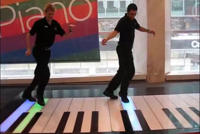 Video: Dvaja muži hrajú synchronizovane na veľkom klavíri