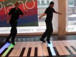 Video: Dvaja muži hrajú synchronizovane na veľkom klavíri