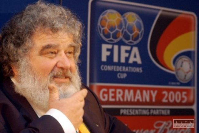 Interpol nespolupracuje s FIFA, zverejnia dohodu s Blazerom