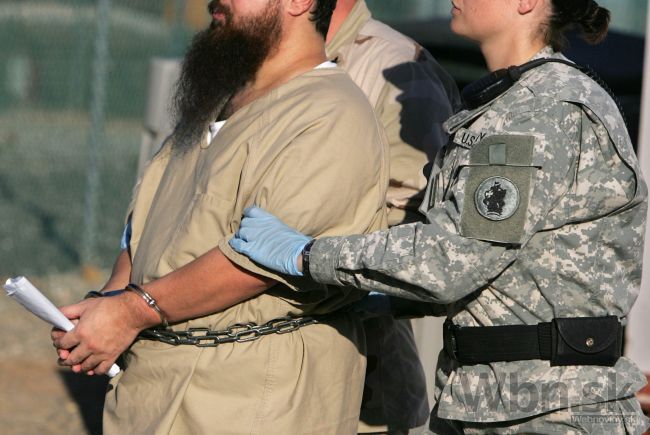 Guantánamo opustilo šesť väzňov, previezli ich do Ománu