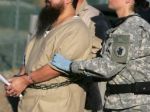 Guantánamo opustilo šesť väzňov, previezli ich do Ománu