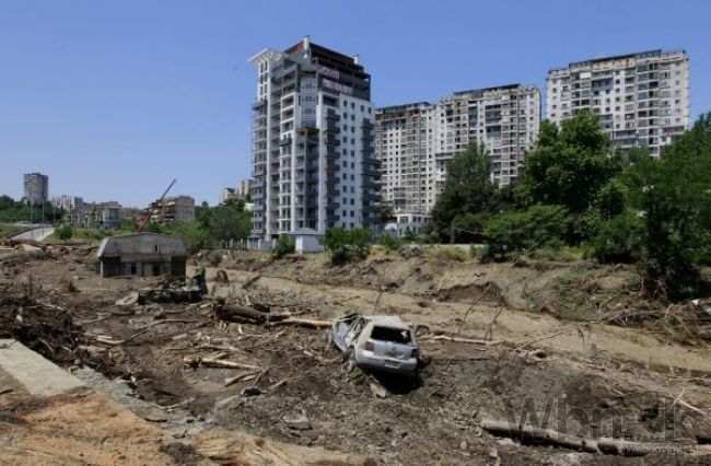 Video: Tbilisi zasiahli dažde, povodne zabili niekoľko ľudí