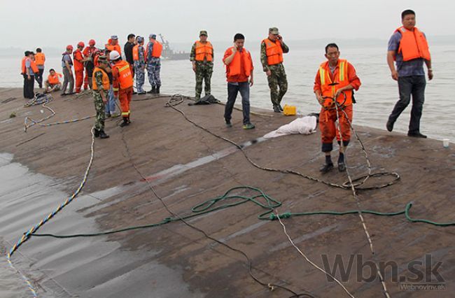 Haváriu čínskej lode prežilo len 12 ľudí, stovky sa utopili