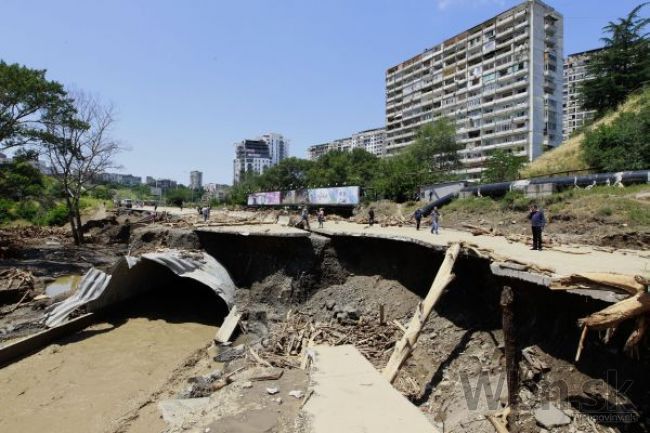 Gruzínci odstraňujú následky záplav, nachádzajú ďalšie telá