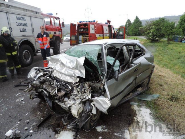 Auto sa zrazilo s autobusom, zahynul vodič i dve malé deti