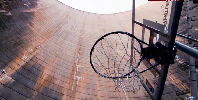 Video: Nový rekord! Mladík sa trafil do basketbalového koša z výšky 126,5 metra