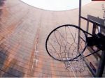 Video: Nový rekord! Mladík sa trafil do basketbalového koša z výšky 126,5 metra