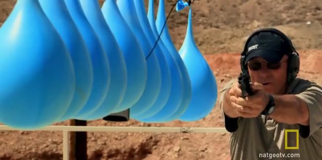 Video: Koľko balónov zastaví vystrelenú guľku?