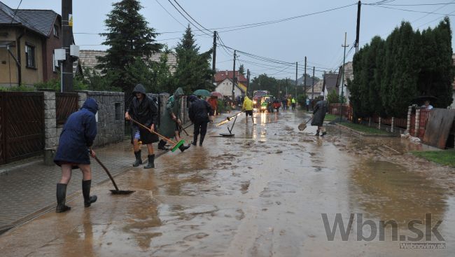 Búrky zaliali obce, na východe evakuovali ľudí