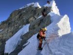 Mount Everest sa po zemetrasení v Nepále posunul