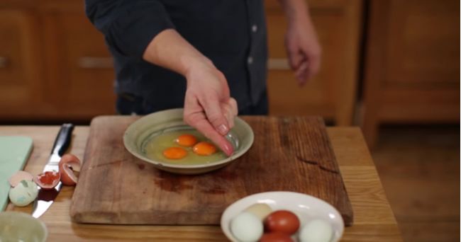 Video: Odstráňte kúsky škrupín z vajíčka