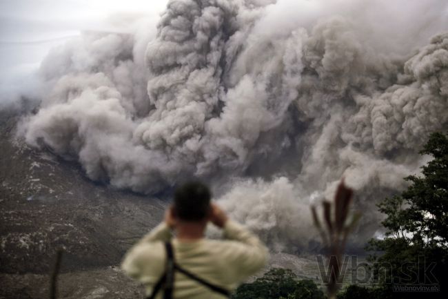 Sopka Sinabung stále chrlí popol, evakuovali tisícky ľudí