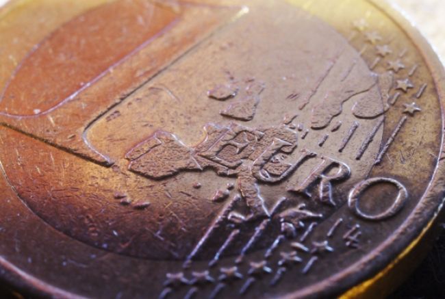 Euro posilnilo oproti doláru, kleslo však voči franku