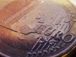 Euro posilnilo oproti doláru, kleslo však voči franku