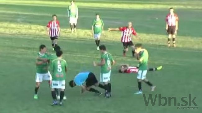 Video: Brutálny útok futbalistu, rozhodca bol v bezvedomí