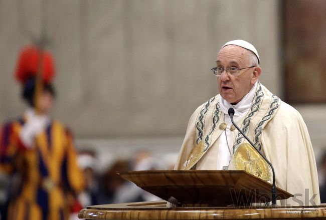 Planéta sa mení na kopu odpadkov, varuje pápež v encyklike