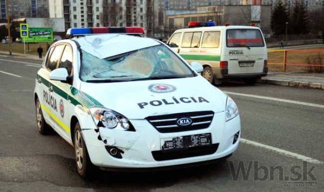 Košičanka zdemolovala policajné auto, zaútočila naň sekáčom