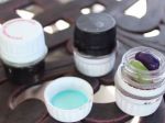 Video: Praktické vodeodolné nádoby z vrchnákov