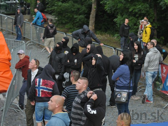 Extrémisti napadli ľudí, zjazd v Bratislave zrušili