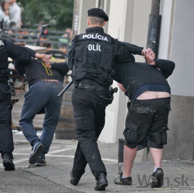 Polícia zadržala dvoch mužov pre útoky na verejného činiteľa