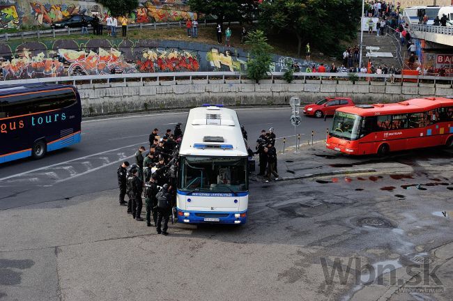 Kaliňák: Polícia protest zvládla, extrémisti mali aj zbrane