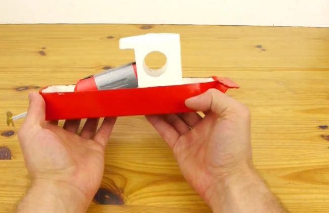 Video: Vyrobte si motorovú lodičku z kartónu od džúsu