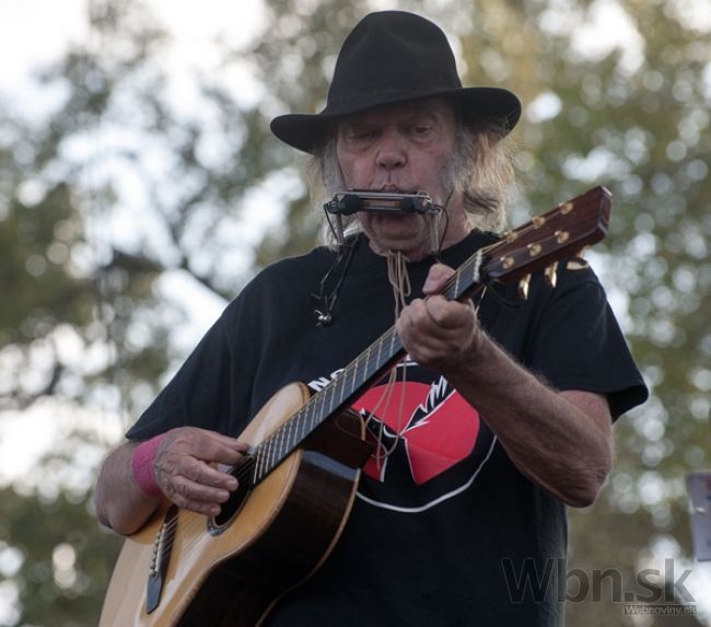 Legendárny Neil Young sprístupnil svoj nový album na webe