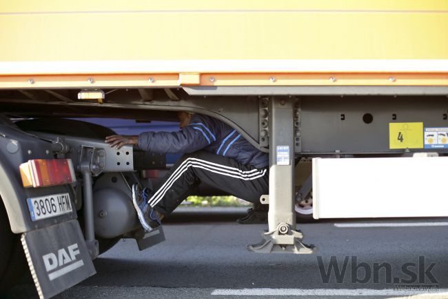 Utečenci sa snažia využiť chaos v Calais, skáču na kamióny