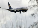 Lietadlo Ryanair museli prehľadať, nahlásili bombu na palube