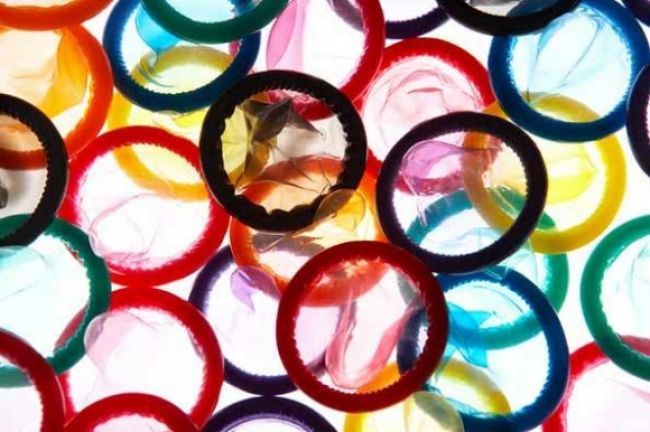 Študenti vymysleli kondóm, ktorý farebne reaguje na choroby