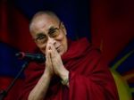 Dalajláma rečnil na Glastonbury, Čínu to rozhorčilo